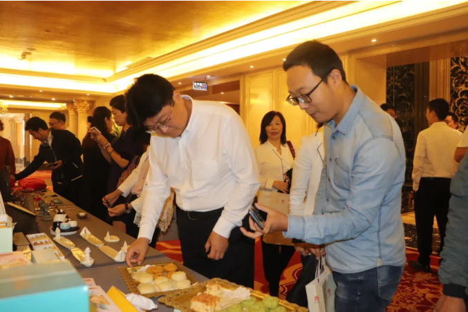 （中國(guó)旅游協(xié)會(huì)旅游裝備與商品分會(huì)秘書長(zhǎng)陳斌現(xiàn)場(chǎng)品鑒大佛印象文創(chuàng)）