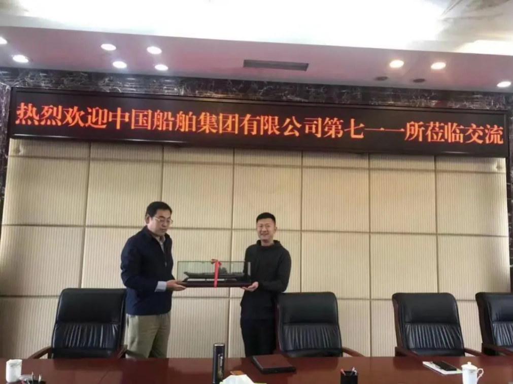 (李建明現(xiàn)場(chǎng)贈(zèng)予“山東號(hào)”艦?zāi)改P停? alt=