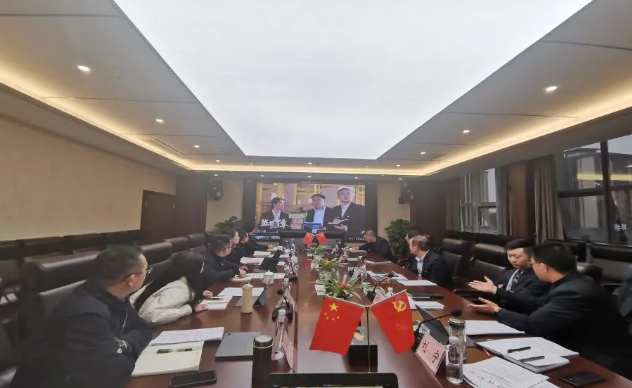 (集團(tuán)黨委中心組成員集中觀看宣傳片) (集團(tuán)黨委中心組成員集中觀看宣傳片)