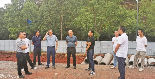 調(diào)研山龍路停車場(chǎng)項(xiàng)目現(xiàn)場(chǎng) 調(diào)研山龍路停車場(chǎng)項(xiàng)目現(xiàn)場(chǎng)